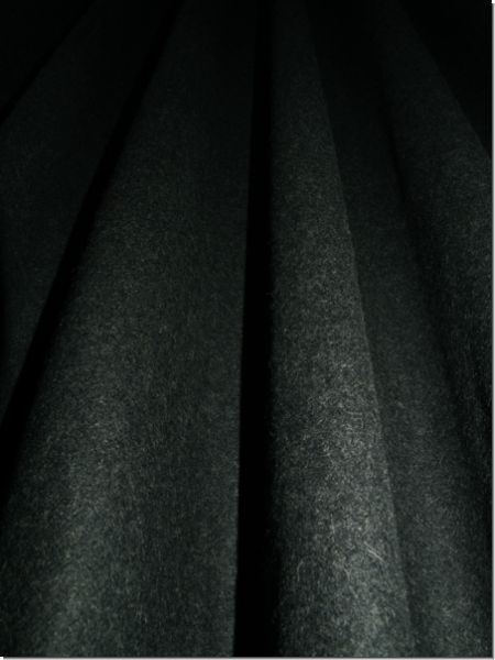2444_3 Windfangvorhang Lodenstoff flammenhemmend nach DIN B1 KunstlederNahaufnahme