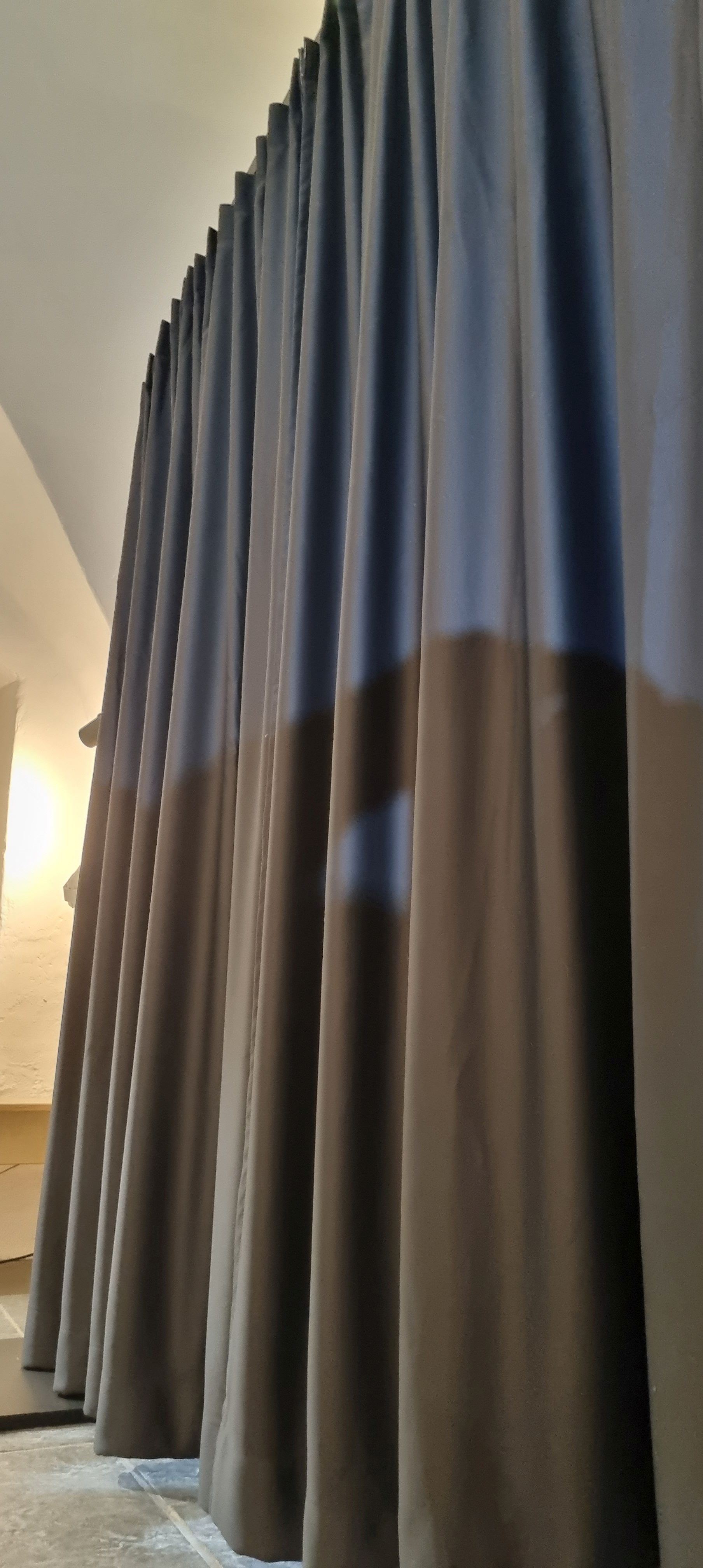 Windfang-Vorhangstange-ohne-Bohren-anthrazit-Verdunkelungsvorhang-1 Windfang Vorhangstange ohne Bohren anthrazit Verdunkelungsvorhang 1
