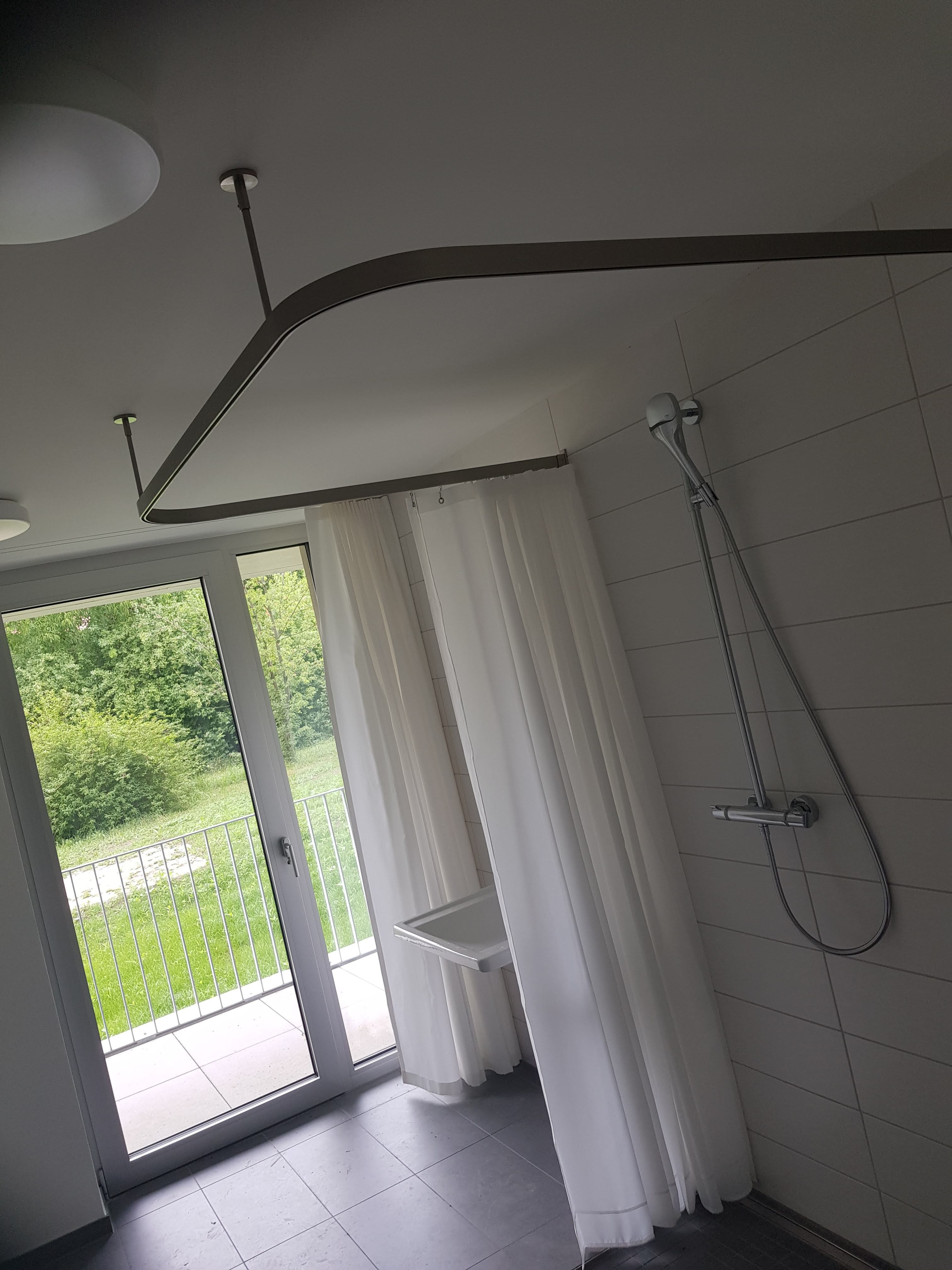 Duschvorhangstange U-Form Pflegebad Dusche barrierefrei mit Duschvorhang